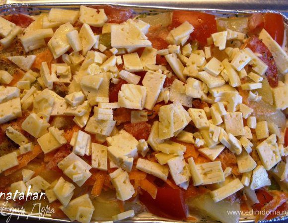 Форму смазать растительным маслом и заполнить (вперемешку) половиной овощей и картофеля. Затем выложить фарш, посолить и поперчить его, а сверху дополнить в форму вторую половину овощей и картофеля. Ладошкой придавить-уплотнить овощи, картофель и фарш и покрыть их мелконарезанным сыром. 