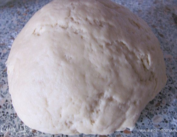 Замесить тесто. Для этого: растопить маргарин, добавить сахар и хорошо перемешать. Затем добавить яйцо, сметану и соду гашеную лимонным соком. Все перемешать и постепенно вводить муку. Замесить тесто и поставить в холодильник минимум на час.