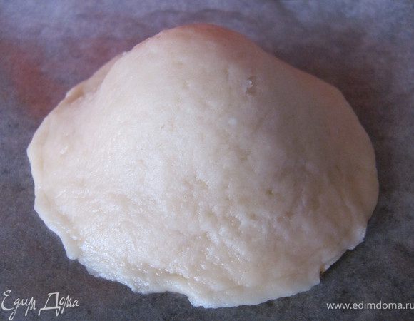 Сверху накрыть вторым кружочком и хорошо защипнуть края.