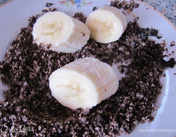 Бананы порезать кружочками и обвалять в тертых вафельных конфетах.