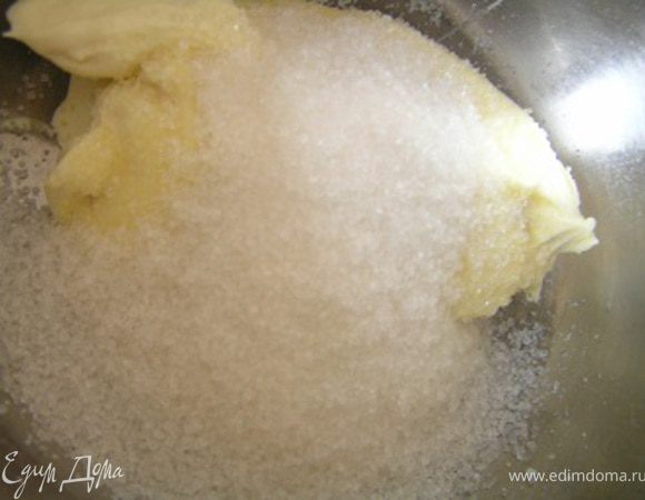 Приготовить песочное тесто. Растереть масло с сахаром,