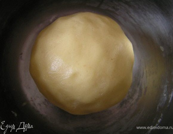 и замесить тесто. Скатать в шар, завернуть в пищевую пленку, убрать в холодильник на 30-60 минут.
