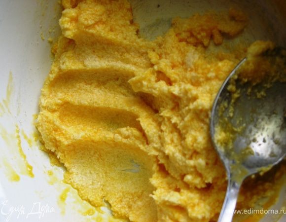 Сахар растереть с маргарином. Добавить желтки.