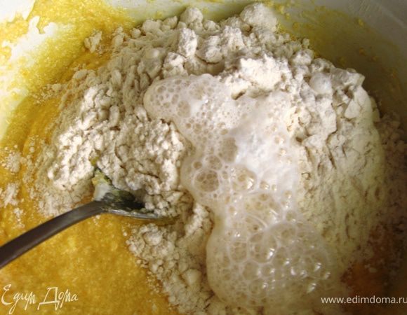 Вводим муку и гашенную уксусом соду.