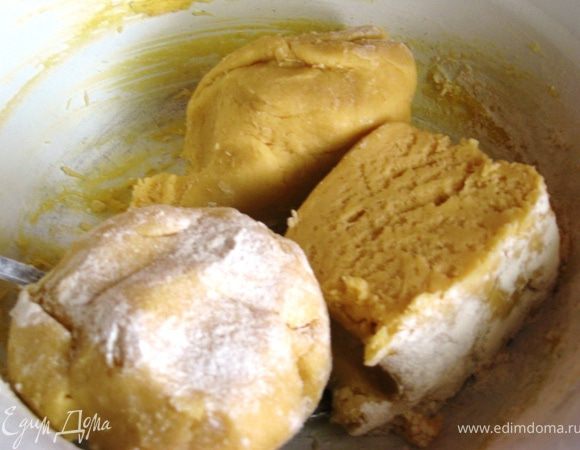 Месим тесто. Ставим в холодильник на 20 минут. Тесто делим на 3 части.
Выпекаем в духовке при 180 градусов примерно 5 минут.