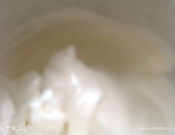 Делаем крем, взбиваем белки с сахаром в густую пену.