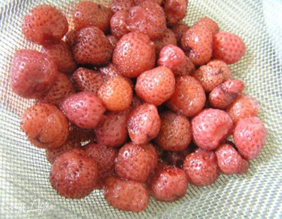 Клубнику откинуть на дуршлаг, дать стечь лишней жидкости.