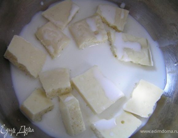 Сливки поставить на минимальный огонь, добавить шоколад, поломанный на кусочки,