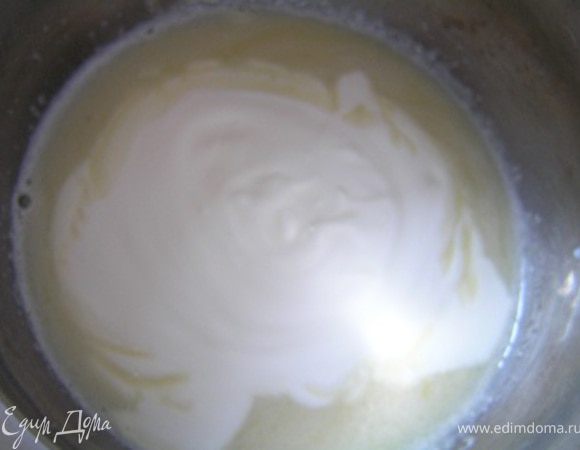 растопить, убрать с огня. Немного остудить и добавить пластины желатина. Перемешать через 5-7 минут до полного растворения.