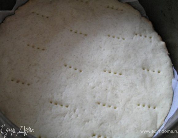 Собираем торт. Остуженный корж вернуть в форму для выпечки, застеленную пищевой пленкой,