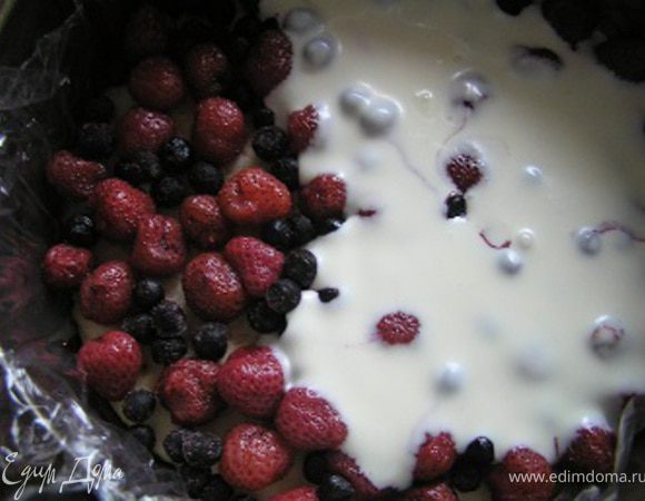 для того, чтобы ягоды не всплыли, залить творожной массой с желатином в два приема - сначала покрыть только ягоды, убрать в холод на 15-20 минут,