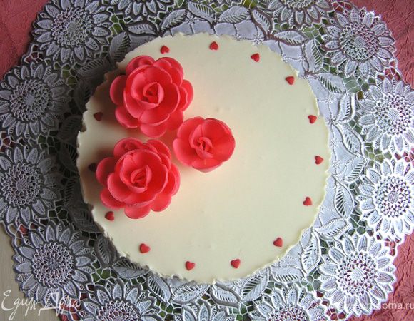 Аккуратно вынуть торт из формы, украсить по желанию. Я использовала готовые вафельные украшения и сахарная посыпка.