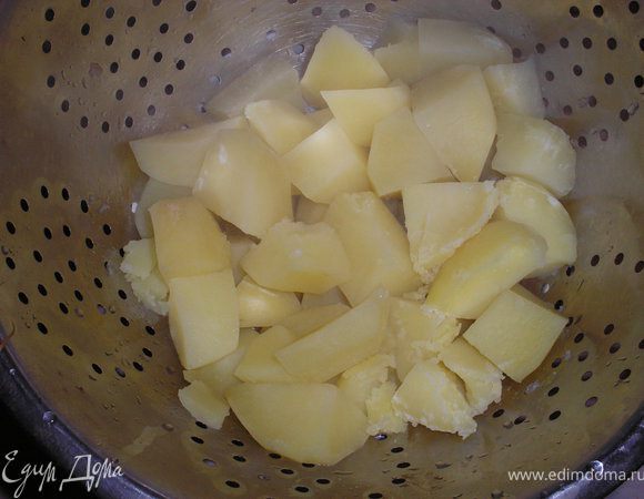 Картофель очищаем, нарезаем крупными кусками и отвариваем в подсоленной воде, не перевариваем, куски должны держаться целыми. Сливаем воду, в которой варился картофель.