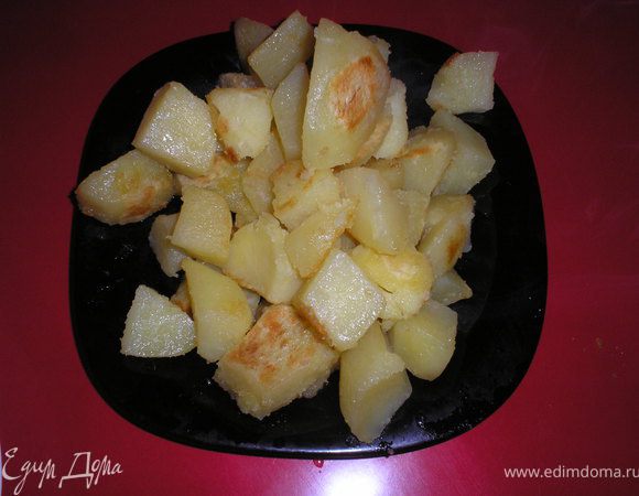 Разогреваем 2–3 ст. ложки оливкового масла и поджариваем картофель до легкого подрумянивания.