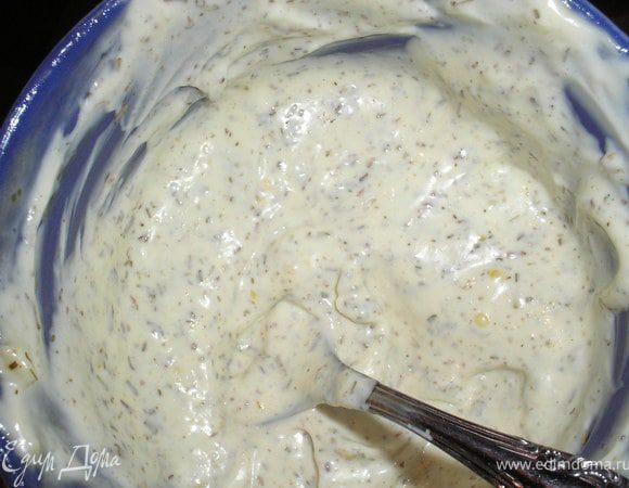В готовый майонез добавляем эстрагон и перемешиваем.