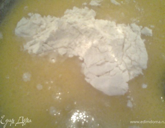 Разводим дрожжи(если сухие,то 7гр)в тёплом молоке(или вода+сухое молоко)с маслом,сахаром-солью и небольшим количеством муки.Оставим на 20 минут.