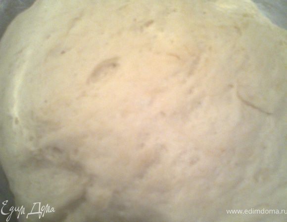 Высыпаем остальную муку и замешиваем тесто.