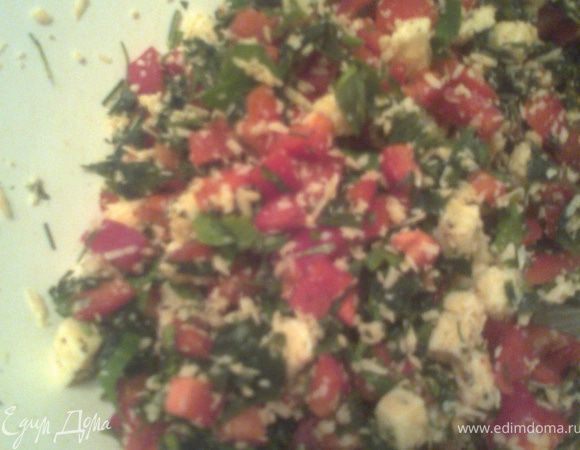 Режем сыр кубиками+зелень(у меня замороженная петрушка)+болгарский перец(3 небольших)