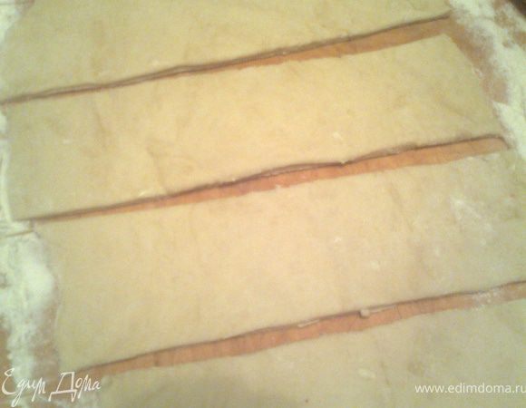 Делим тесто на два пласта,раскатываем не очень тонко и разрезаем на полоски.