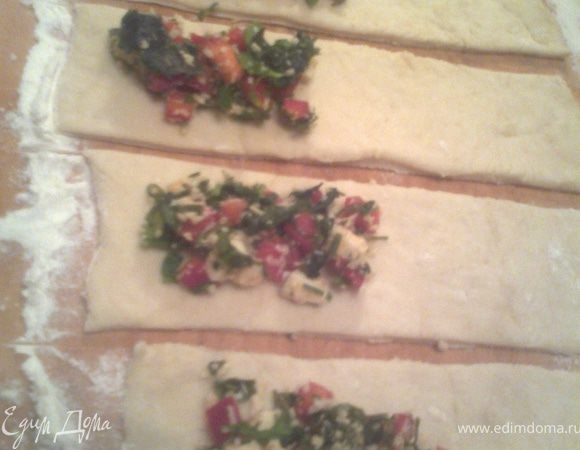 На половину полоски выкладываем начинку.