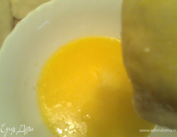 В это время растапливаем масло и обмакиваем или обмазываем каждый кусочек в нём.