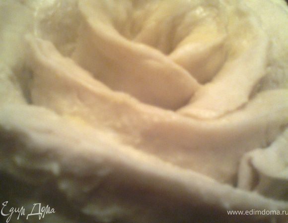У меня получились большая и маленькая"розы".Подправим"лепестки"-краешки и в духовку!