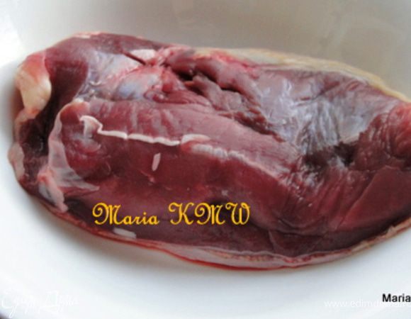 Для начала обжариваем грудку на горячей сковороде без масла, кожицей вниз. Утиного жира  будет достаточно, чтобы обжарить грудку до золотистого цвета с обеих сторон.