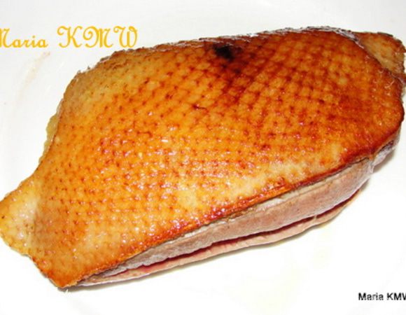 Выкладываем обжаренную грудку на блюдо, даем слегка отстыть. Разрезаем на порционные кусочки. 