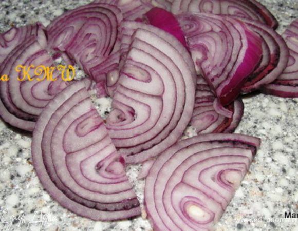 Обжариваем до прозрачности очищенный, порезанный лук на той же сковороде, в утином жиру. 