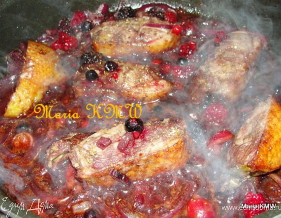 Выкладываем порезанную грудку и заливаем вином. Даем 10 минут потушиться. И добавляем ягоды, специи и тушим еще 10 минут до готовности. Можно добавить пару щепоток сахара, если получилось кисловато из-за ягод.