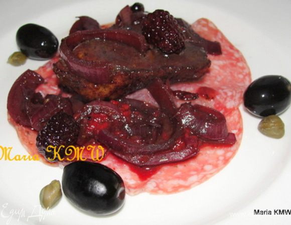 Укладываем кружочки салями на блюдо, сверху лук, кусочки утки. Украшаем оливками и каперсами. Подаем с рисом или пастой, бокалом ароматного вина.
