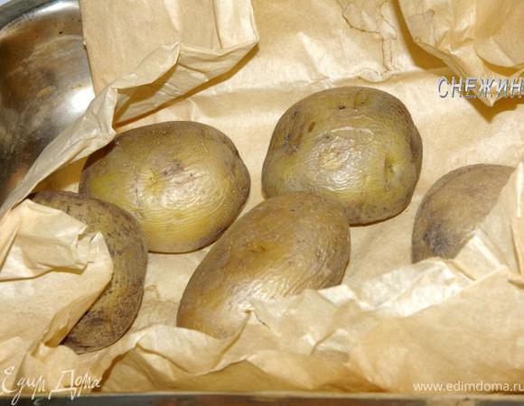 Картофель запекаем в пергаменте в духовке 50 минут.