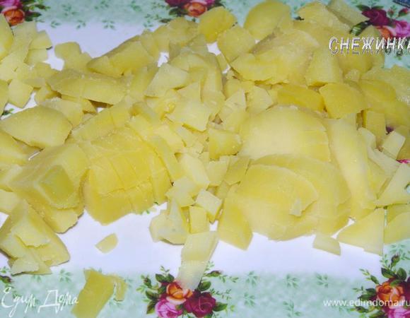 Очищаем и нарезаем небольшими кубиками.