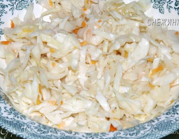 Капусту выкладываем в миску. Капустка приготовлена самой по рецепту: http://www.edimdoma.ru/recipes/32084