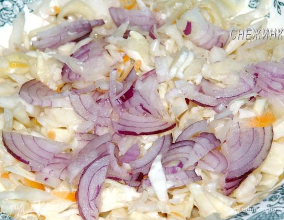 Луковицу нарезаем тоненькими четвертинками и добавляем к капусте.