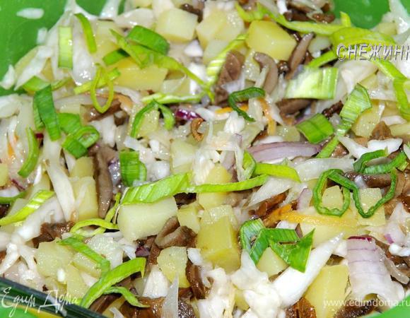 Все подготовленные продукты смешиваем в глубокой миске, добавляем зелень.