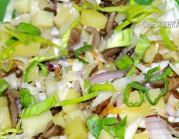 Салат солим по вкусу, добавляем сахар, заправляем маслом. Перемешиваем.