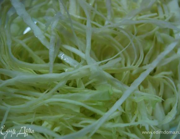 Нашинкуйте капусту.