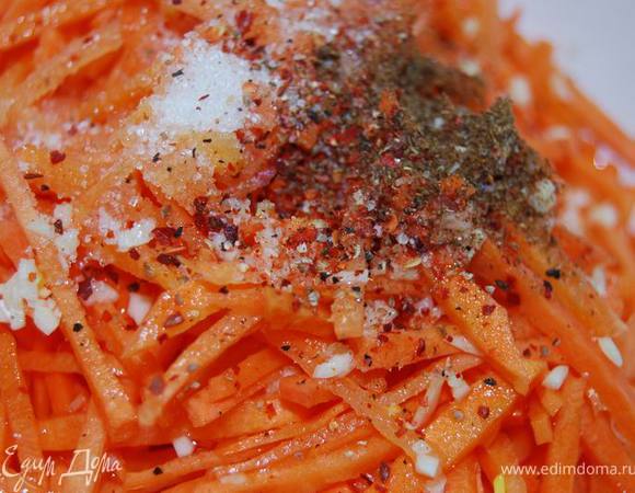 Морковь также нарежьте тонкой соломкой. Для более пикантного вкуса можно замариновать ее, добавив немного лимонного сока или уксуса, соль, сахар, мелко нарезанный чеснок, кориандр или другие приправы по вашему вкусу.