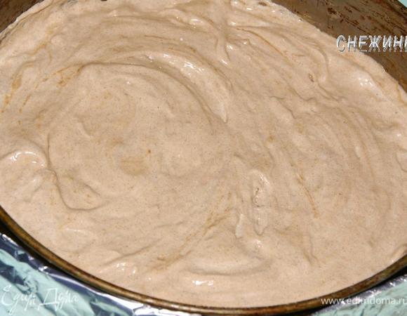 БИСКВИТ приготовить по рецепту: http://www.edimdoma.ru/recipes/35259. Белки отделить от желтков. Муку просеять вместе с какао и разрыхлителем. Белки при помощи миксера взбиваем в крепкую пену. Вводим сахар, затем по одному вводим желтки, постоянно взбивая. Аккуратно вводим муку с разрыхлителем и какао, перемешиваем снизу вверх. Выкладываем тесто в форму, распределяем равномерно.
