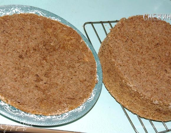 Когда бисквит остыл, ножом или ниткой срезаем верхушку бисквита, высотой около 1,5 см. Вначале я надрезаю по окружности по краю, затем делаю более глубокий срез. 