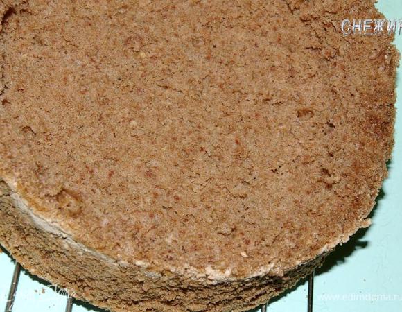 Теперь будем делать «коробочку», для этого надо вынуть мякиш из бисквита, оставив стенки и дно толщиной 1-1,5 см. Вначале удобнее ножиком сделать надрезы внутри бисквита по кругу, отмеряв края.