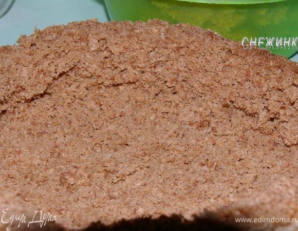 Затем вынимаем с помощью чайной ложки мякиш в центре. Мне было удобнее вырывать бисквит рукой, так и лучше чувствовалось, сколько осталось до дна. При этом ручки остаются чистые, так как бисквит абсолютно не жирный))