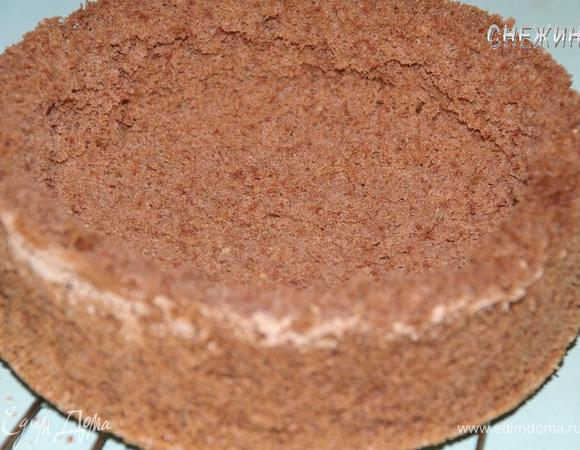 Итак, «коробочка» готова. Мякиш бисквита складываем в миску, измельчаем его.