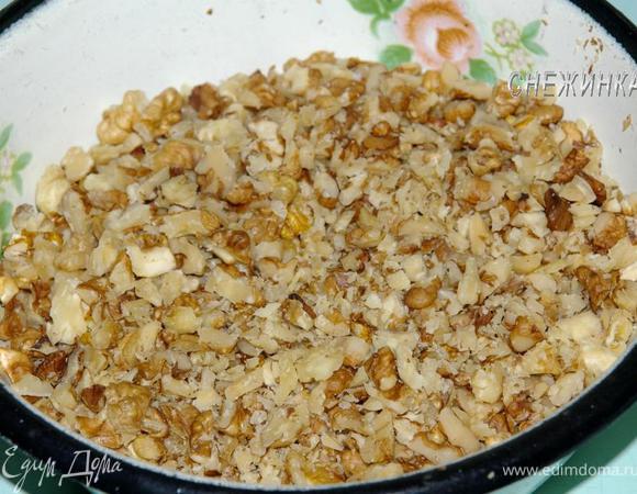 НАЧИНКА. Орешки измельчаем ножом не мелко.