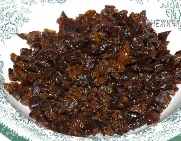 Чернослив предварительно замочить в теплой воде на 5 минут. Хорошо помыть и порезать кубиками. 