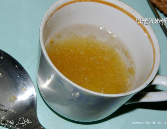 Желатин заливаем водой на 10-15 минут, даем набухнуть.