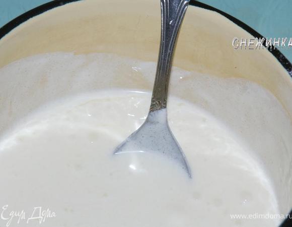 Сметану взбиваем с сахарной пудрой (сахаром).