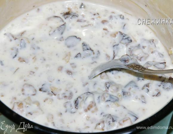 Добавляем к ней орехи и чернослив, перемешиваем. Хорошую горсть орехов оставляем для украшения!