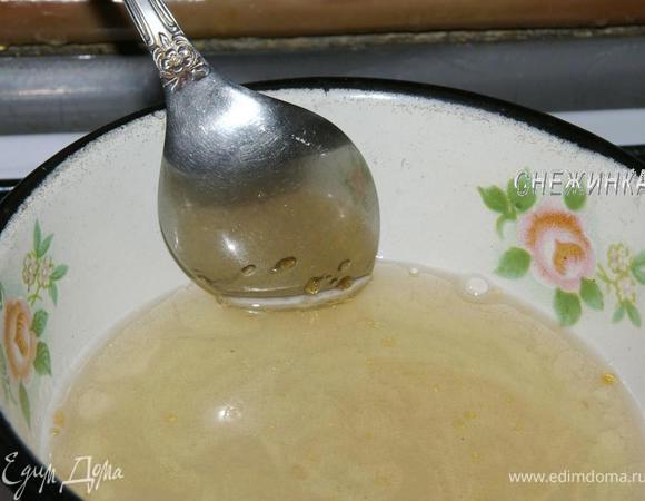 Желатин ставим на огонь, мешаем, доводим до растворения. По необходимости процеживаем его, чтобы не осталось лишних частичек. Даем остыть до теплого.